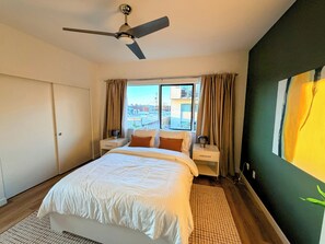 Iron/ironing board, WiFi, bed sheets - Superb 2-bedroom condo in lovely Emeryville perfect for your stay (Emeryville)