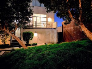 Exterior - Superb 2-bedroom condo in lovely Emeryville perfect for your stay (Emeryville)