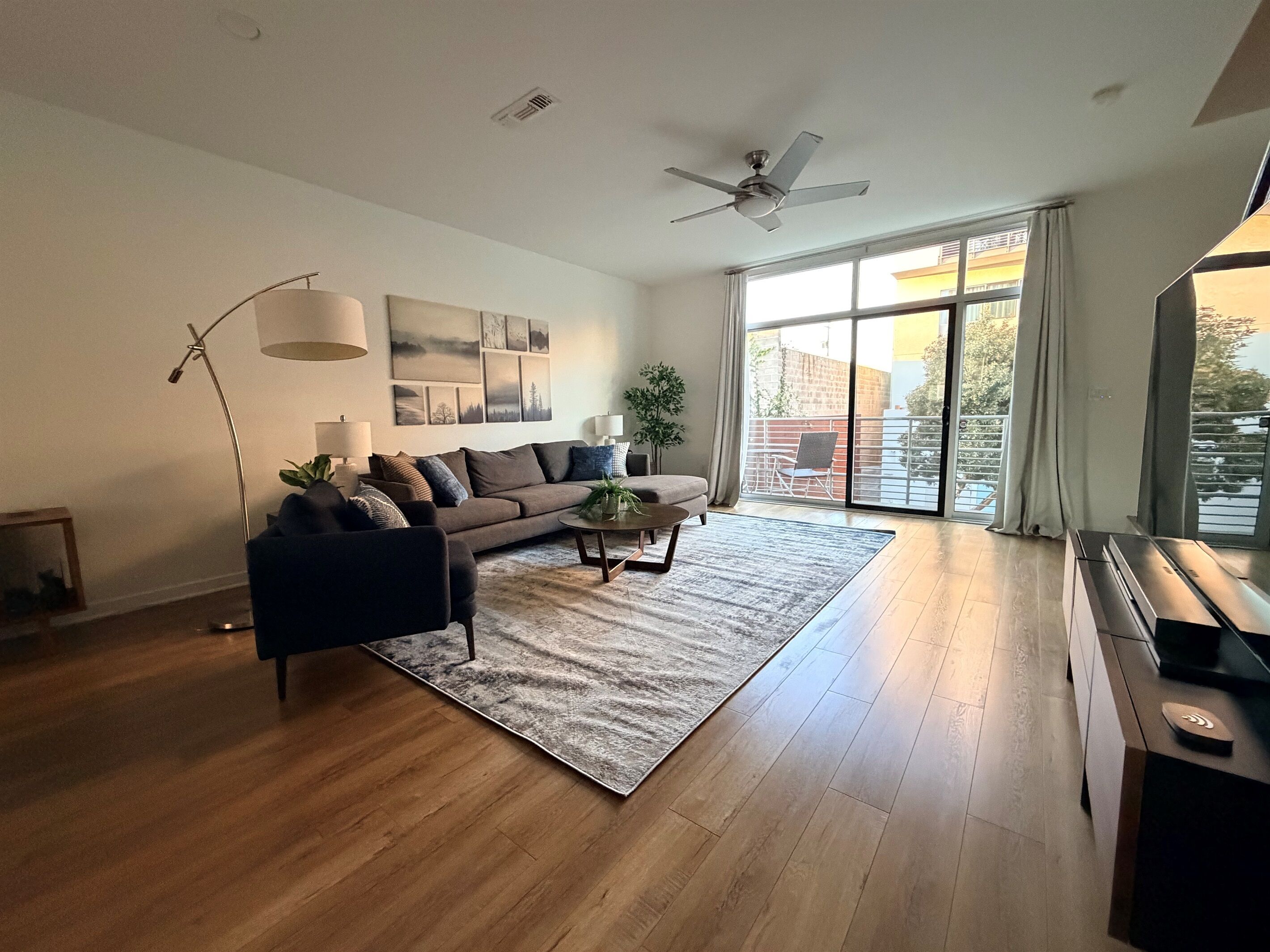 Smart TV, books, stereo, offices