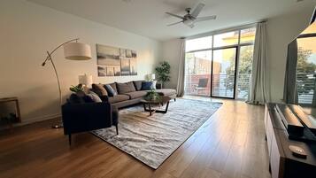 Smart TV, books, stereo, offices