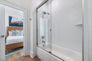 Douche, sèche-cheveux, serviettes fournies