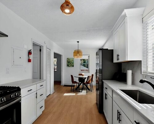 Beautiful 3-bedroom house with beautiful yard in lovely Atlanta