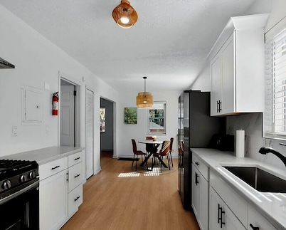 Beautiful 3-bedroom house with beautiful yard in lovely Atlanta