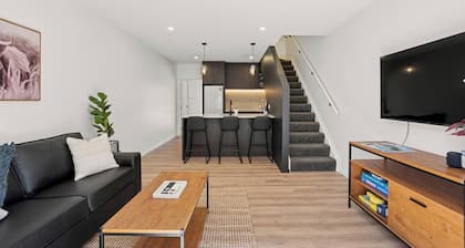 The Remarkable Hideaway| Modern Stay & Prime Location