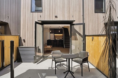 The Remarkable Hideaway| Modern Stay & Prime Location