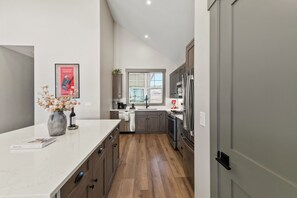 冷蔵庫、電子レンジ、オーブン、コンロ