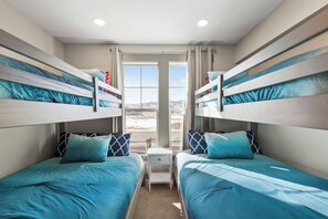 4 slaapkamers, een strijkplank/strijkijzer, reisbedje, gratis wifi