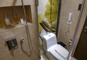 Een douche, een haardroger, handdoeken, zeep