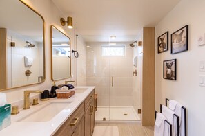 Shower, towels - Moondrift Retreat - pet friendly, hot tub, community amenities, ranch style home (Newland)