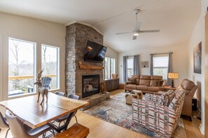 Smart TV, fireplace - Moondrift Retreat - pet friendly, hot tub, community amenities, ranch style home (Newland)