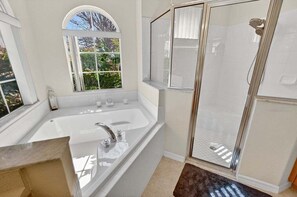 Shower, hair dryer, towels - 937 TH - Tuscan Hills Grandeur (Davenport)