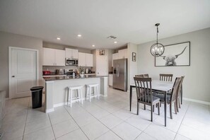 Dining - Modern 4BR Family & Group Retreat Work-Friendly (Lakeland)