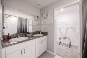 Shower, hair dryer, towels, shampoo - Modern 4BR Family & Group Retreat Work-Friendly (Lakeland)