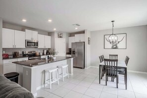 Fridge, microwave, oven, stovetop - Modern 4BR Family & Group Retreat Work-Friendly (Lakeland)