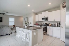 Fridge, microwave, oven, stovetop - Modern 4BR Family & Group Retreat Work-Friendly (Lakeland)