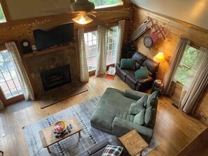 Fernseher, Kamin, DVD-Player