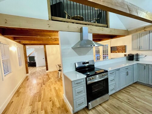 Large 3 Bedroom Farmhouse Walking Distance from Downtown Boothbay Harbor!