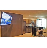 Cubrecamas y caja de seguridad en la habitación 