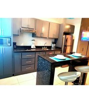 Refrigerador con freezer, microondas, licuadora, isla de cocina