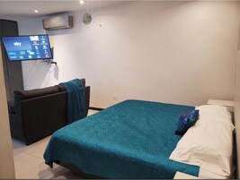 Cubrecamas y caja de seguridad en la habitación 