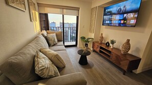 Smart TV - Luxury 3-Bedroom Urban Retreat, Prime Walkable Location with Pool (Miraflores)