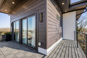 Exterior detail - Modern Luxury 3BR Home in East Point Private, Stylish Stay (East Point)