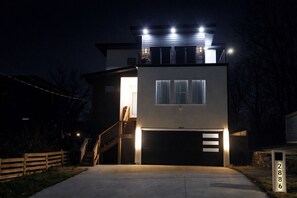 Exterior - Modern Luxury 3BR Home in East Point Private, Stylish Stay (East Point)