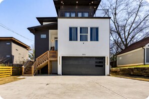Exterior - Modern Luxury 3BR Home in East Point Private, Stylish Stay (East Point)