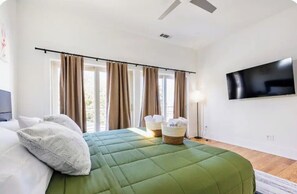 Room - Modern Luxury 3BR Home in East Point Private, Stylish Stay (East Point)