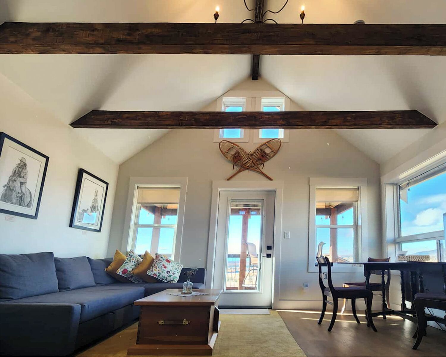 Cheminée, livres, chaîne hi-fi