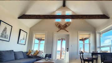 Cheminée, livres, chaßne hi-fi