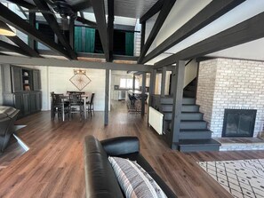 Smart TV - South Shore Chalet-Lake View with Docks- Family Friendly (Northville)