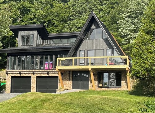 South Shore Chalet-Lake View with Docks- Family Friendly