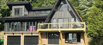 South Shore Chalet-Lake View with Docks- Family Friendly