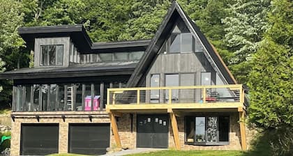 South Shore Chalet-Lake View with Docks- Family Friendly