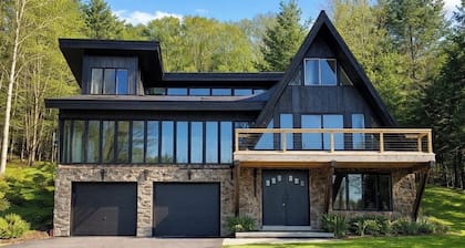 South Shore Chalet-Lake View with Docks- Family Friendly