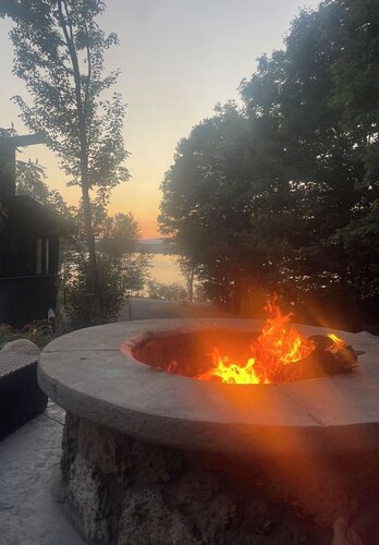 South Shore Chalet-Lake View with Docks- Family Friendly