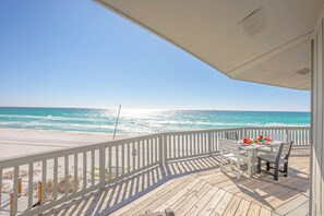 Outdoor dining - Panorama Beach House Unit B Upstairs Level Only Gulf Front (Panama City Beach)