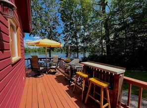 Outdoor dining - Sunny Waterfront Cottage with Boats and Fun Lake Toys! (Egremont)