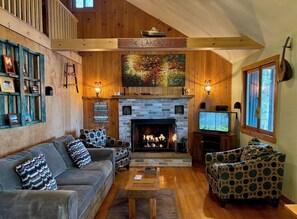 Smart TV, fireplace, books - Sunny Waterfront Cottage with Boats and Fun Lake Toys! (Egremont)