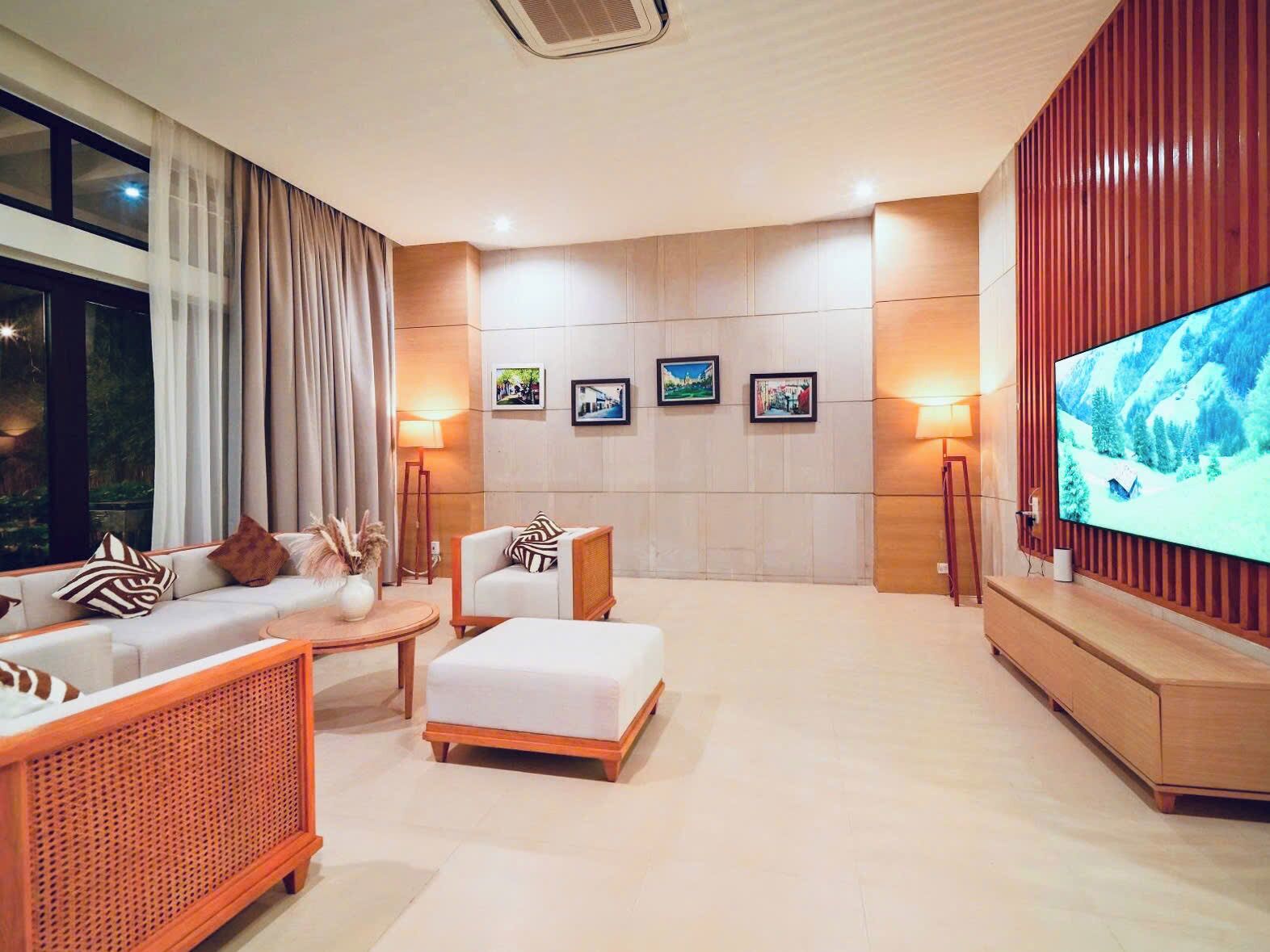 Biệt thự Deluxe, 4 phòng ngủ, hồ bơi riêng | Phòng khách | TV LED 48-inch có truyền hình kỹ thuật số 