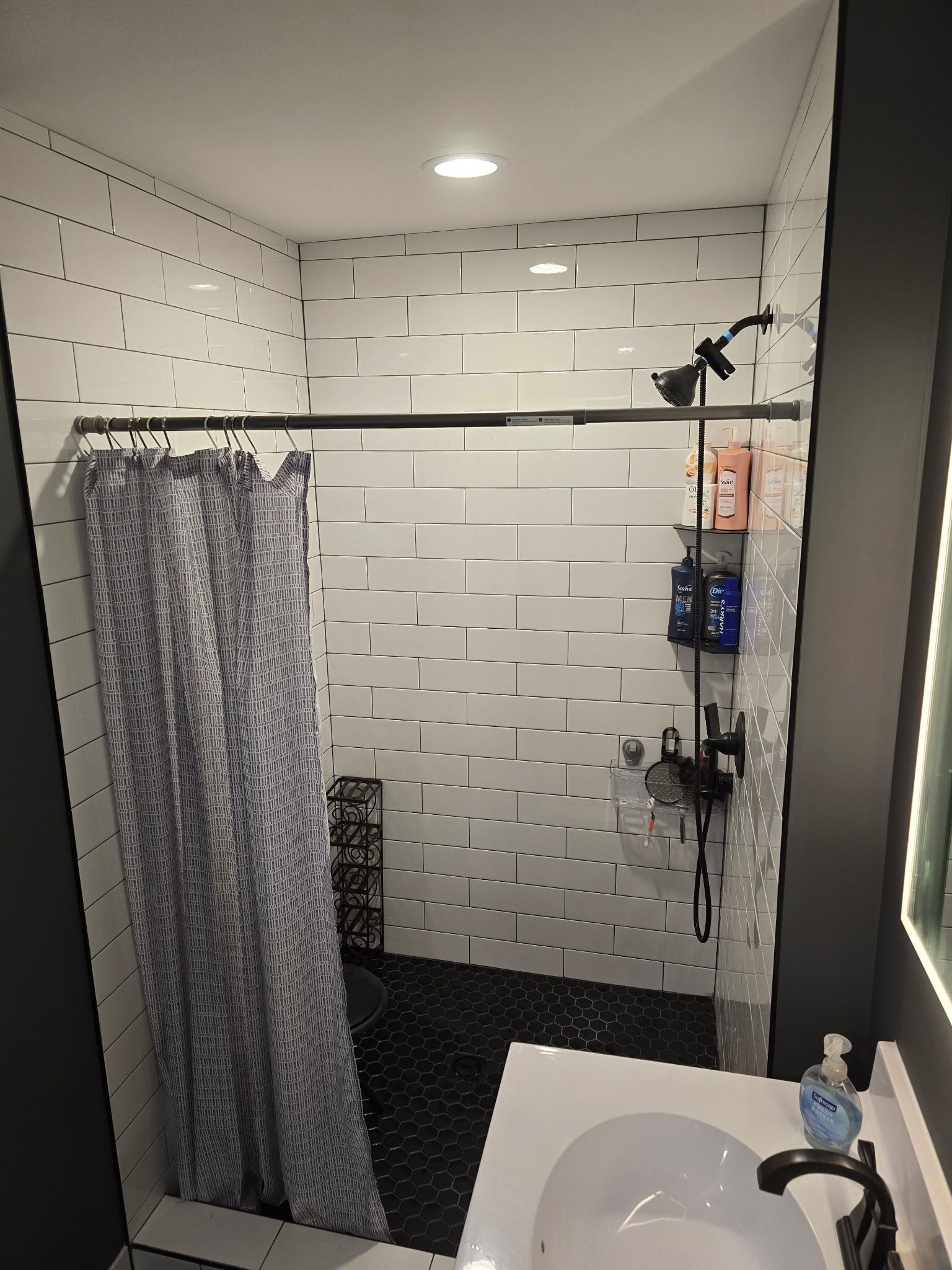 Sèche-cheveux, bidet, serviettes fournies, savon