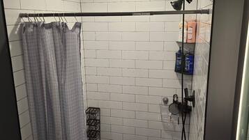 SĂšche-cheveux, bidet, serviettes fournies, savon