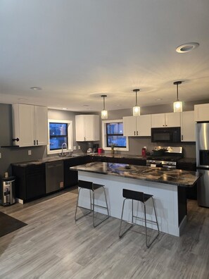 Private kitchen - Huge 2 Bedroom with extra sleeping for up to 4 (Grand Rapids)
