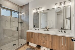 Shower, hair dryer, towels - The Overlook - At Powder Mountain (Eden)