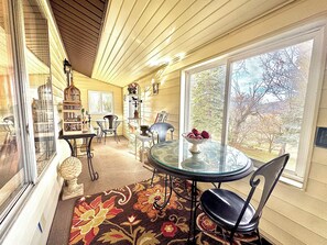 Dining - Teason Hollow Farmhouse - Peaceful Rural Getaway (Preston)