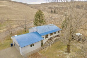 Exterior - Teason Hollow Farmhouse - Peaceful Rural Getaway (Preston)