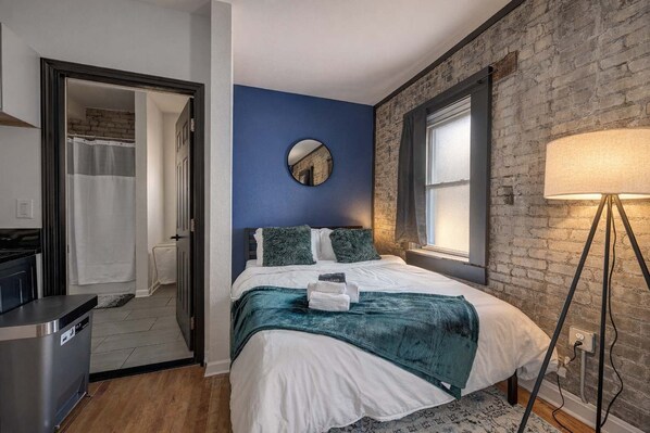 Iron/ironing board, WiFi, bed sheets