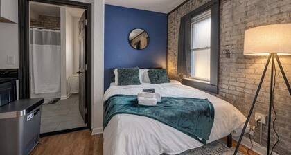 Chic Apt Near Lake & Shops | Central Location