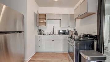 Een koelkast, een magnetron, een oven, een kookplaat